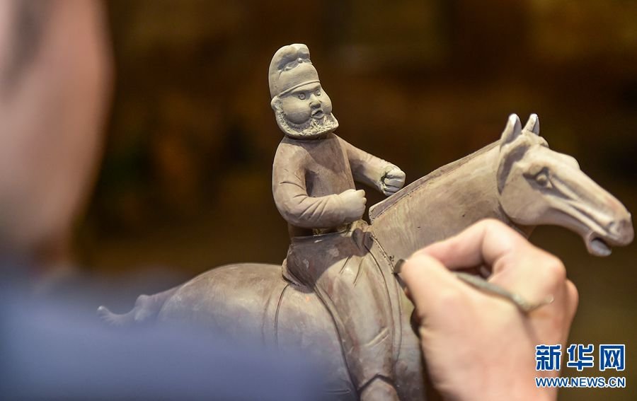 2月19日，河南省洛阳市孟津区朝阳镇南石山村的张家彩窑制作车间，张毅鹏正在对唐三彩坯体进行塑形。