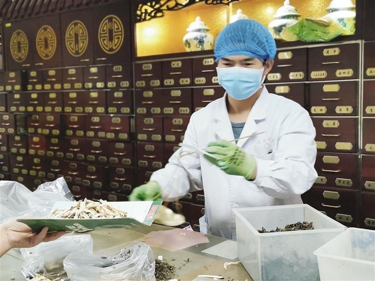 医务人员在配药