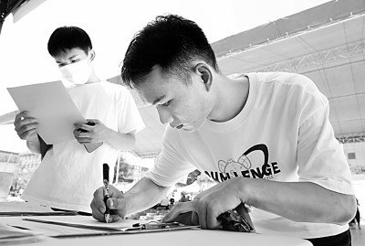 2022年8月8日,广西柳州市脱贫家庭高校毕业生就业帮扶攻坚行动启动仪式暨“雨露计划+”毕业生双向选择招聘会上,一名求职者在填写个人信息。龙涛摄/光明图片