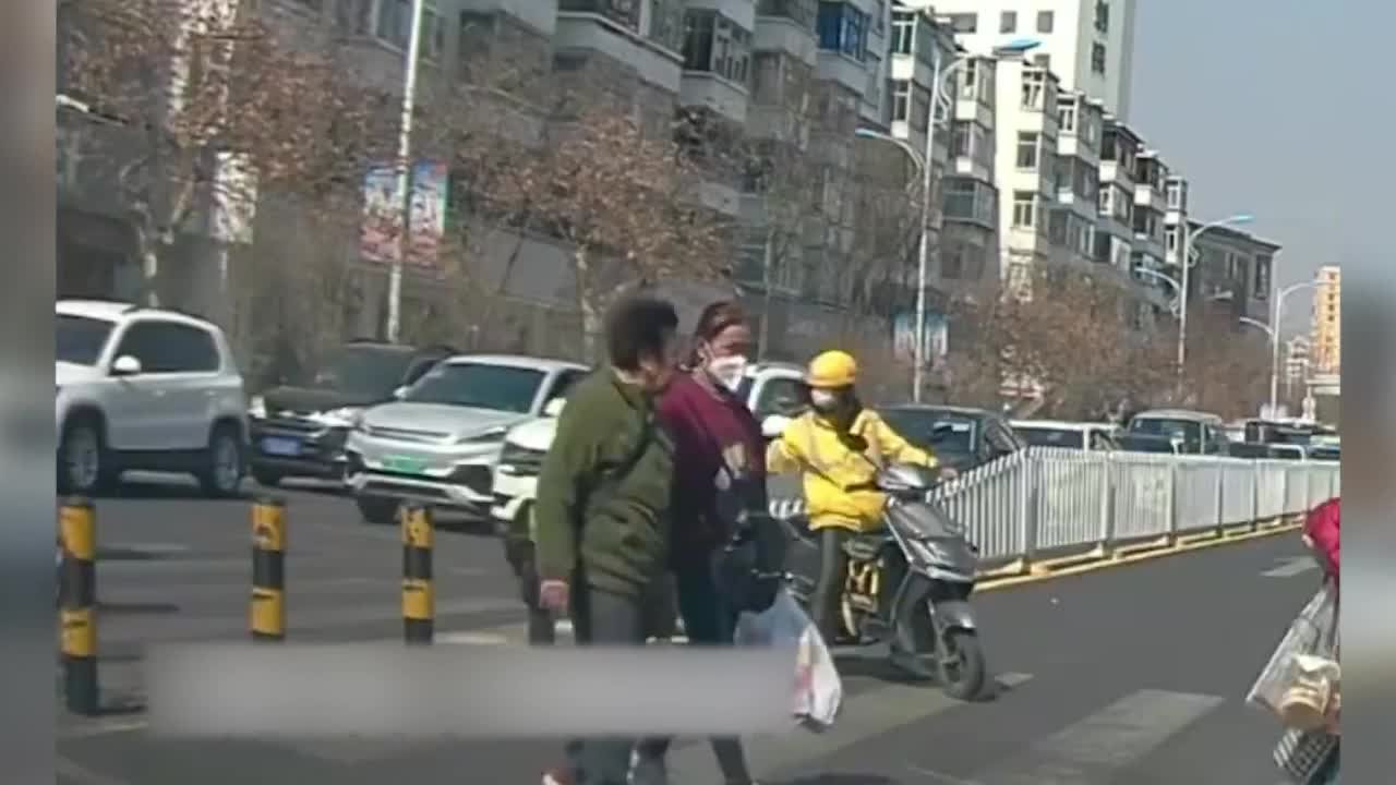 外卖员搀扶拄拐老人过马路