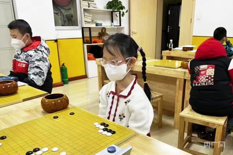 王佳钰在围棋课堂上（央广网发 甘肃棋院 供图）
