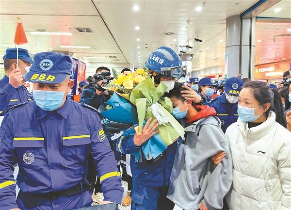 李佳的妻子、儿子迎接他的归来。本报记者 史曼菲 摄