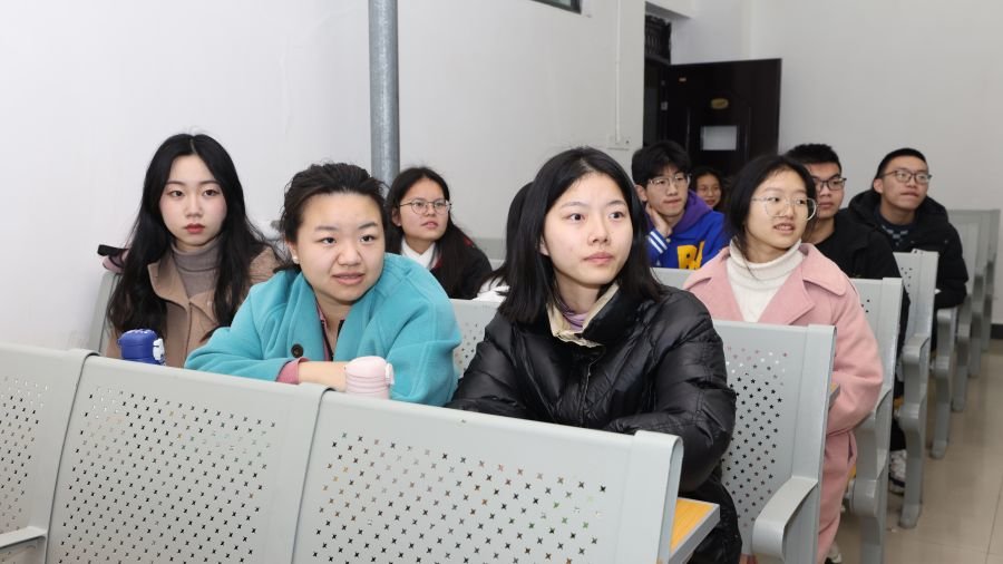 专注学习的学生