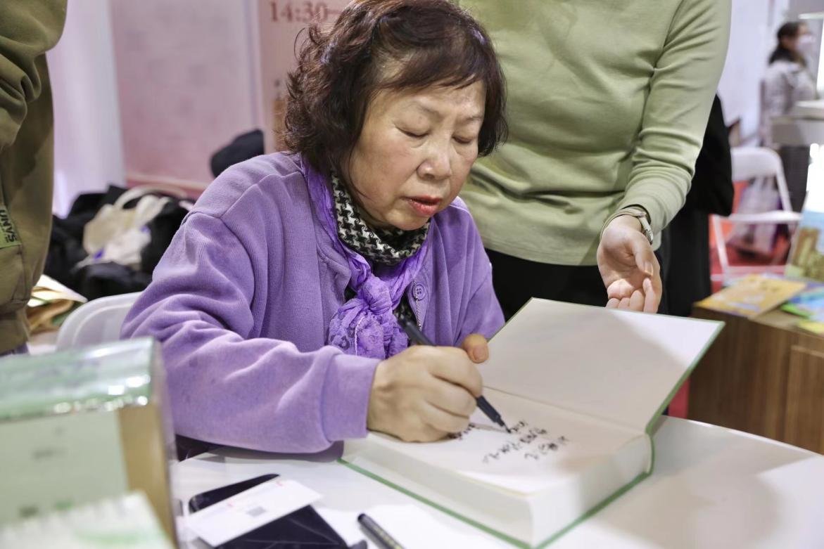 活动结束后，王旭烽还进行了半个多小时的签售