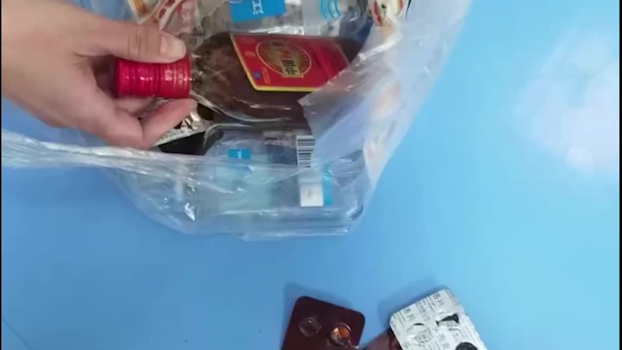 男子就着白酒吞下48粒头孢，民警边追边喊话劝慰