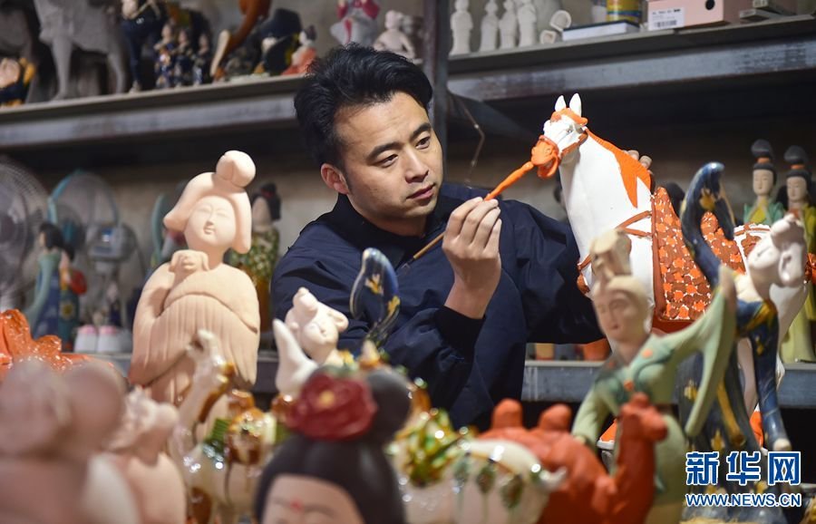 2月19日，河南省洛阳市孟津区朝阳镇南石山村的张家彩窑制作车间，张毅鹏正在对唐三彩作品上釉。