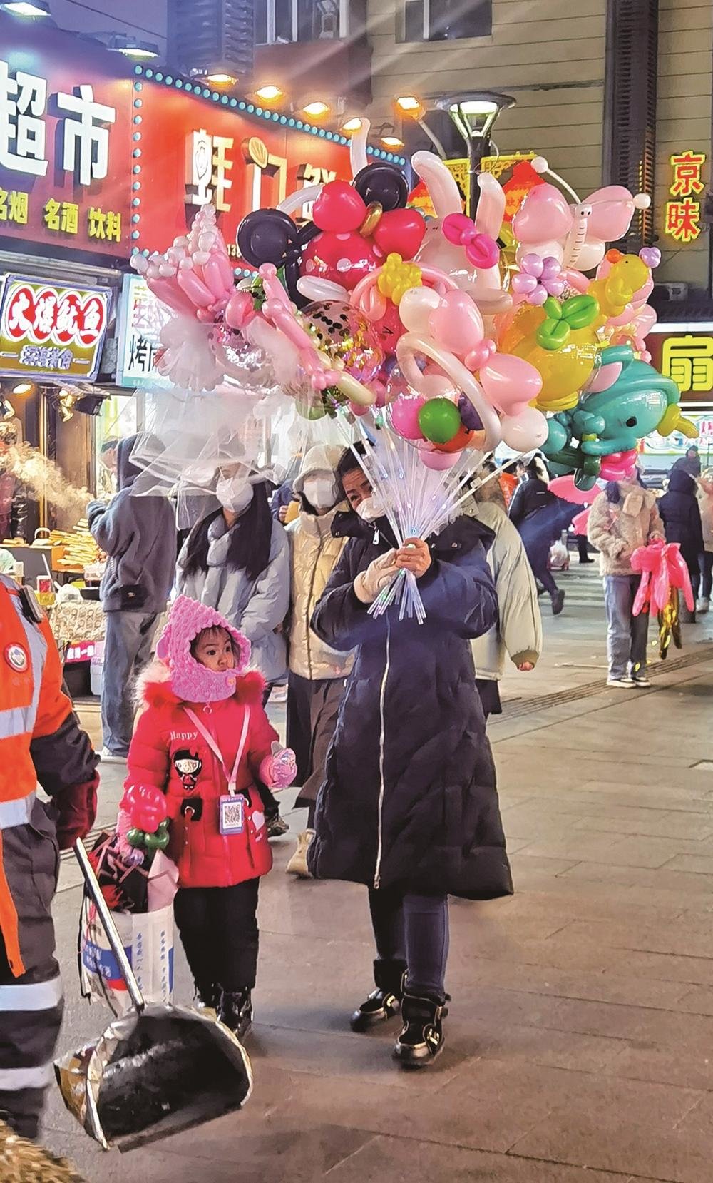 一路走、一路看、一路吃，从街头到巷尾，市民细细品味着大街小巷浓浓“烟火气”。