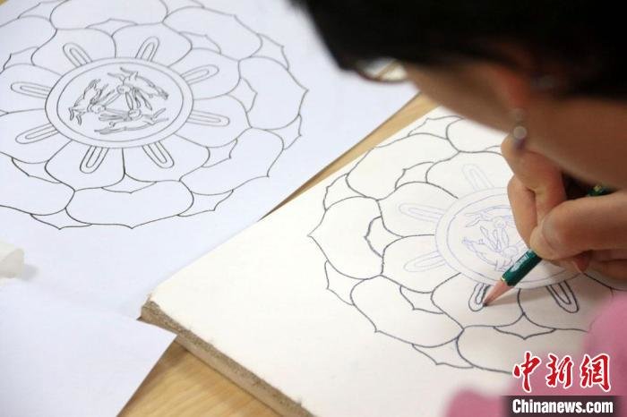 图为2月下旬，学员学习敦煌壁画临摹。　张晓亮 　摄