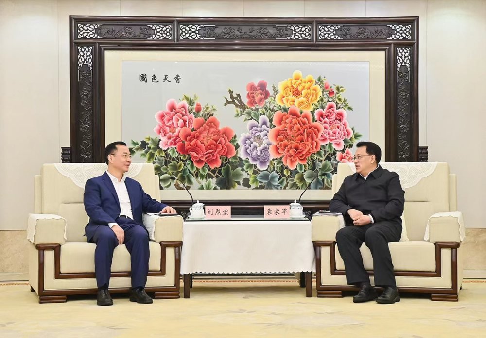2月22日上午，重庆市委书记袁家军会见中国联通集团董事长刘烈宏一行。苏思 摄