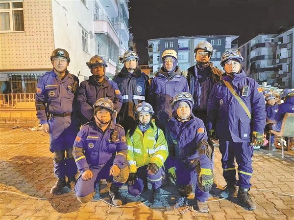 山西蓝天救援队赴土耳其救援队员合影，王家丽（第一排中）、李佳（第二排右二） 。蓝天救援队供图