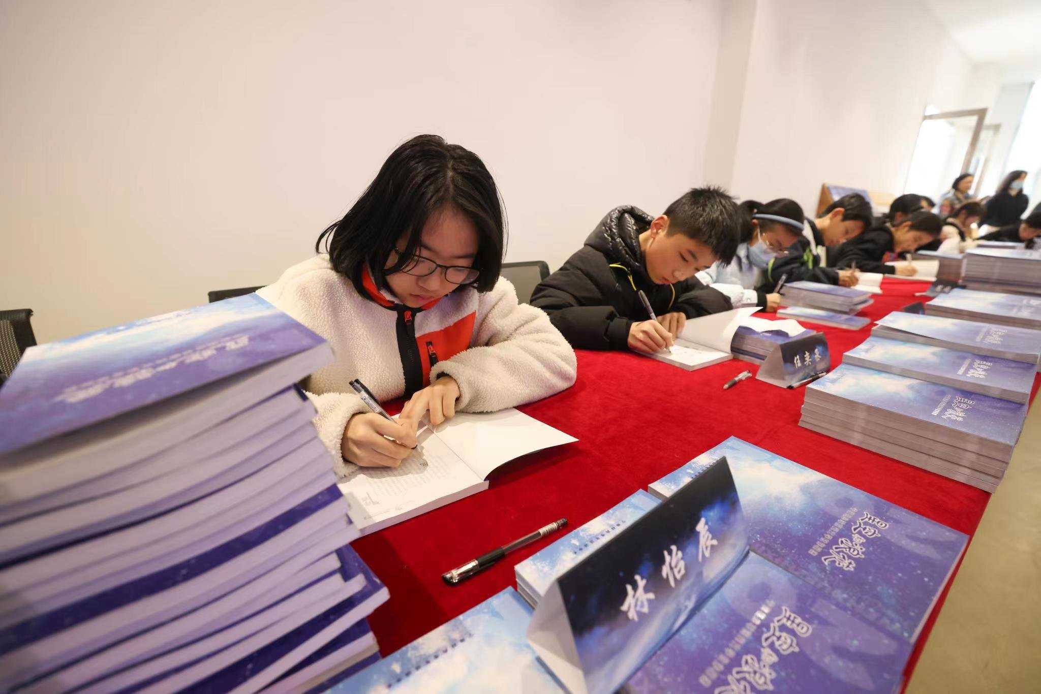 开学有礼 共沐书香  宁海小作家开起新书“签赠会”