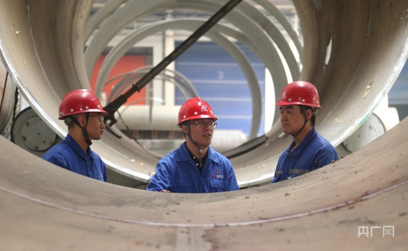 朵元才（中）在工作中（央广网发 兰石集团 供图）