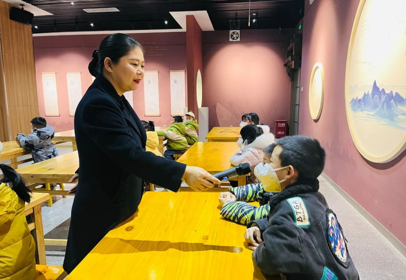 华亭娃“花式”玩转纸艺龙 让传统文化“活”起来