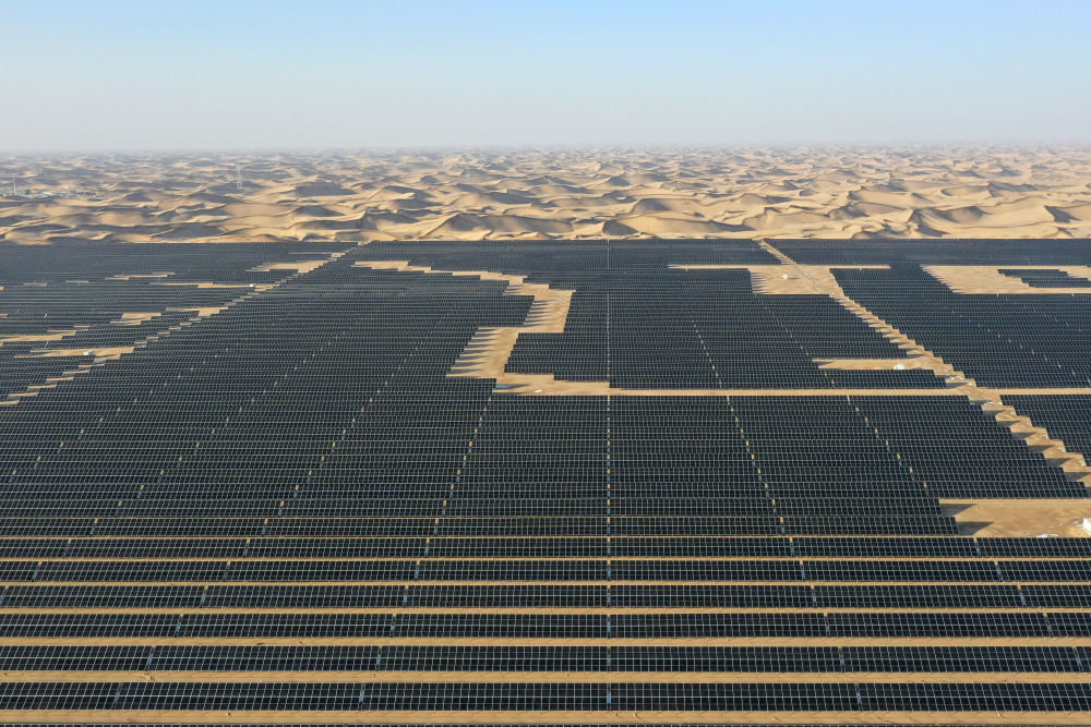 这是2月18日在武威市凉州区九墩滩光伏治沙示范园区拍摄的一处光伏发电项目(无人机照片) 新华社记者 范培珅 摄