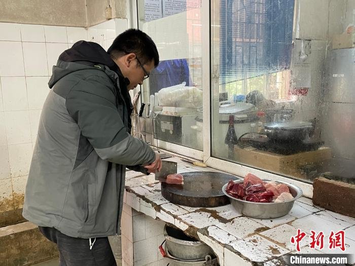 广西柳州动物园回应狮子“瘦骨嶙峋”质疑年迈导致消瘦