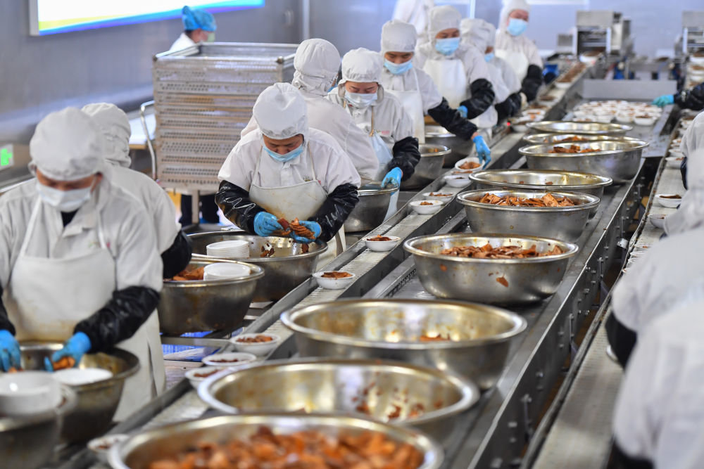 2月24日，浏阳市省级农业科技园区一家预制菜企业工作人员在预制菜生产流水线上作业。