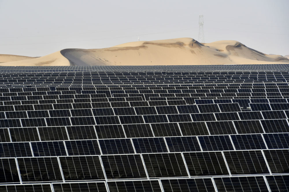 这是2月18日在武威市凉州区九墩滩光伏治沙示范园区拍摄的一处光伏发电项目(无人机照片) 新华社记者 范培珅 摄