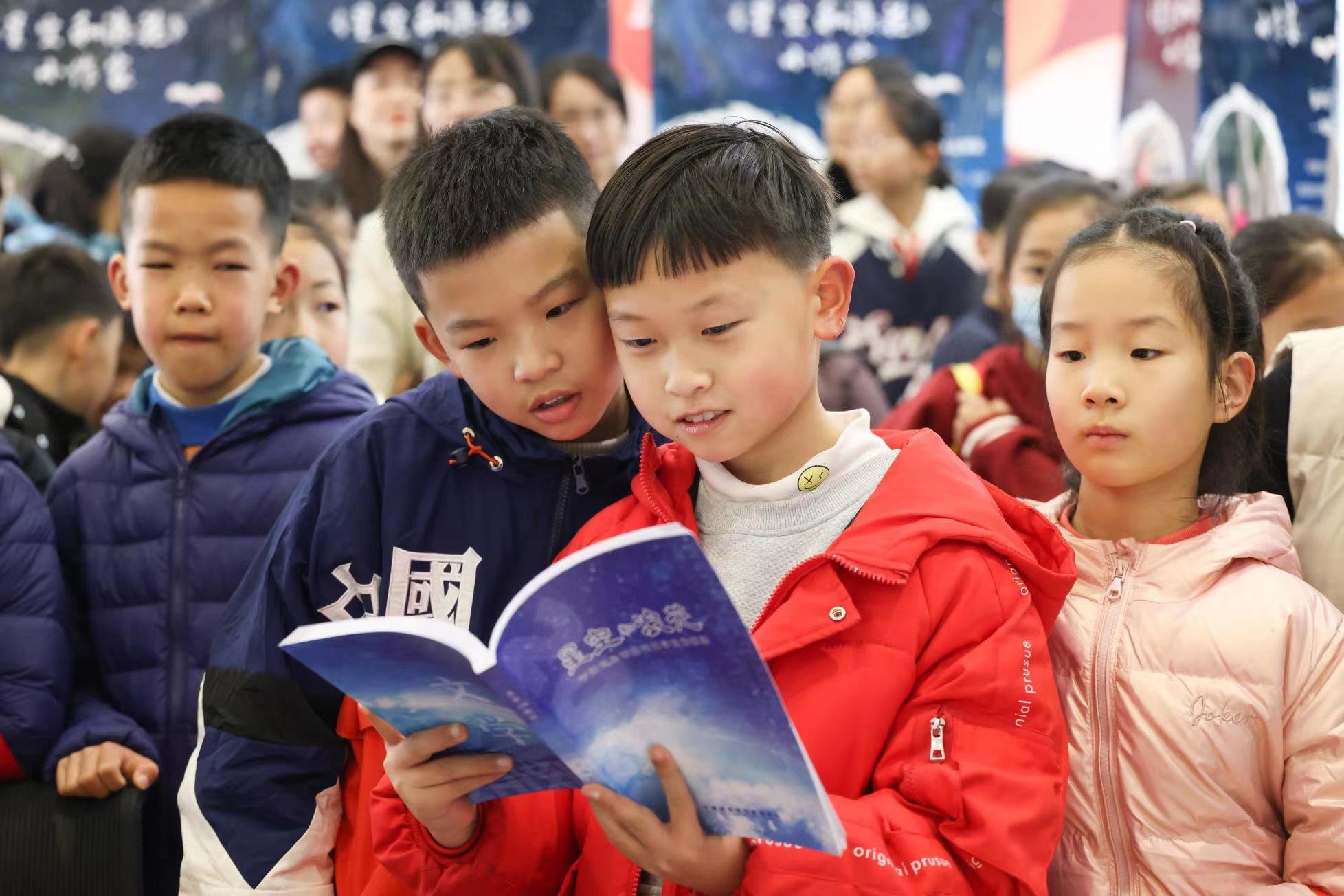 开学有礼 共沐书香  宁海小作家开起新书“签赠会”