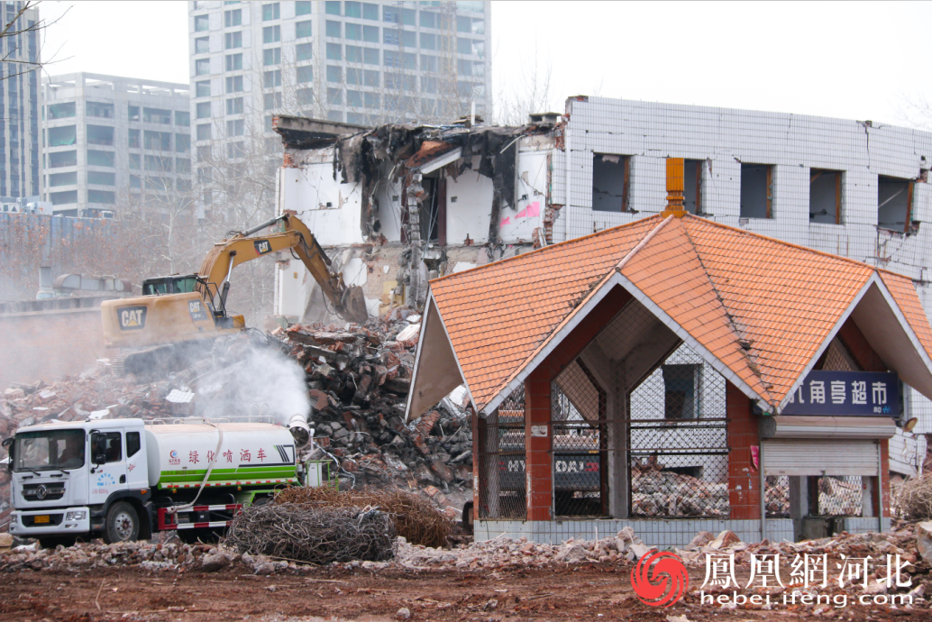 六角亭超市满足了同学们的日常需要，更是每位学子不可或缺的美好记忆。 李卓然/摄
