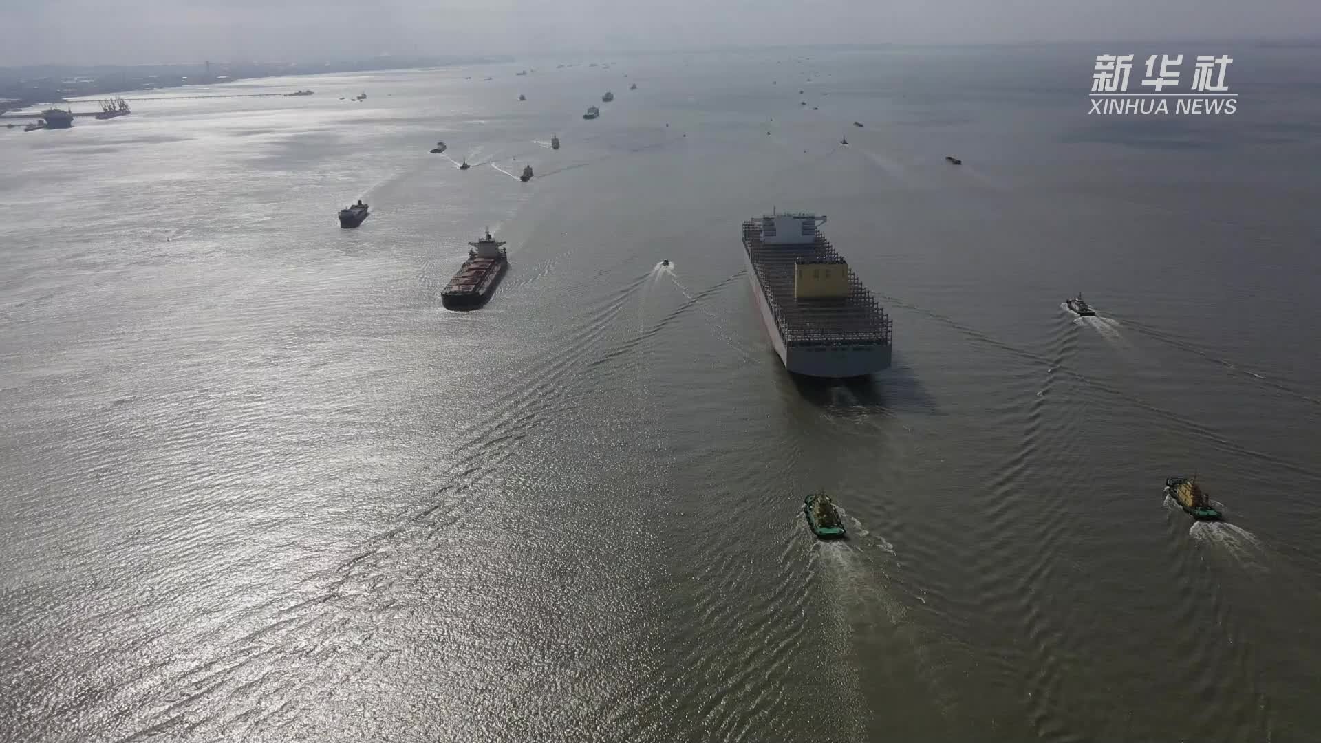 我国新一代高性能超大型集装箱船引航出江_凤凰网视频_凤凰网