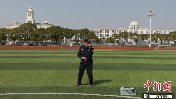 图为江西服装学院保安余万钢在校园操场演唱。　华山 摄