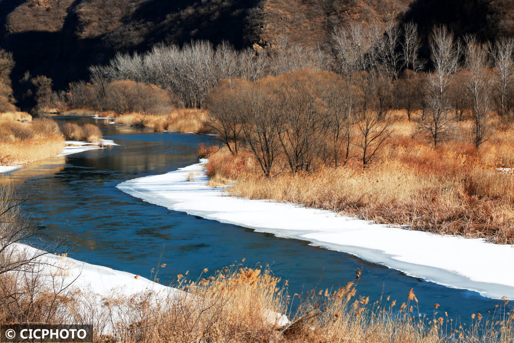 ↑2023年2月20日在北京市怀柔区汤河口镇拍摄的冰雪消融的汤河 CICPHOTO/卜向东 摄