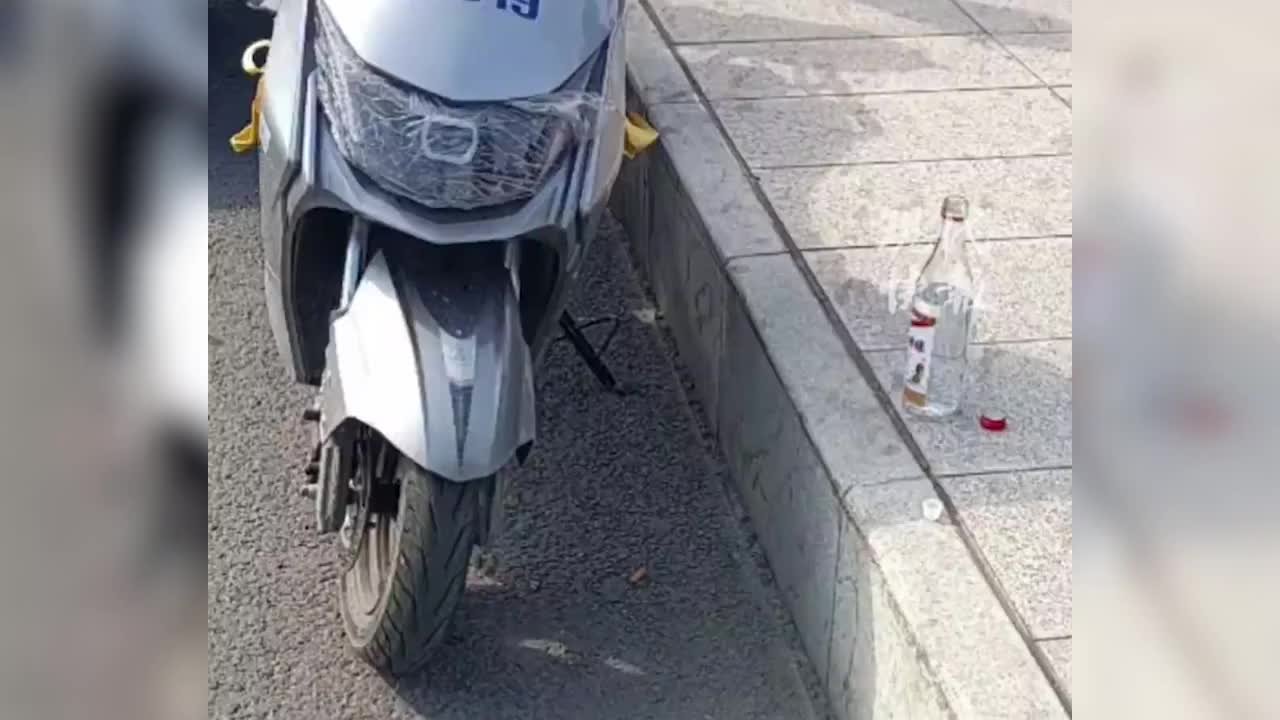外卖小哥跳河身亡年仅20岁左右，具体原因尚在调查
