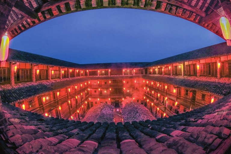 燕翼围的穹顶犹如一只大眼，洞察着古往今来的沧桑世事。