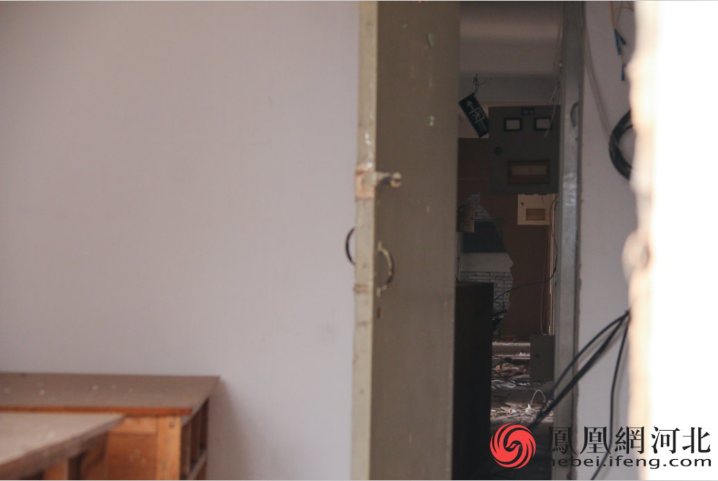 宿舍的走廊，残存的桌椅，更是一代代科大学子日常。 李卓然/摄