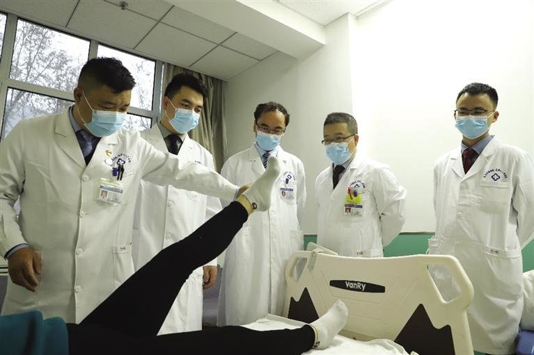 甘肃省第二人民医院专家为患者会诊