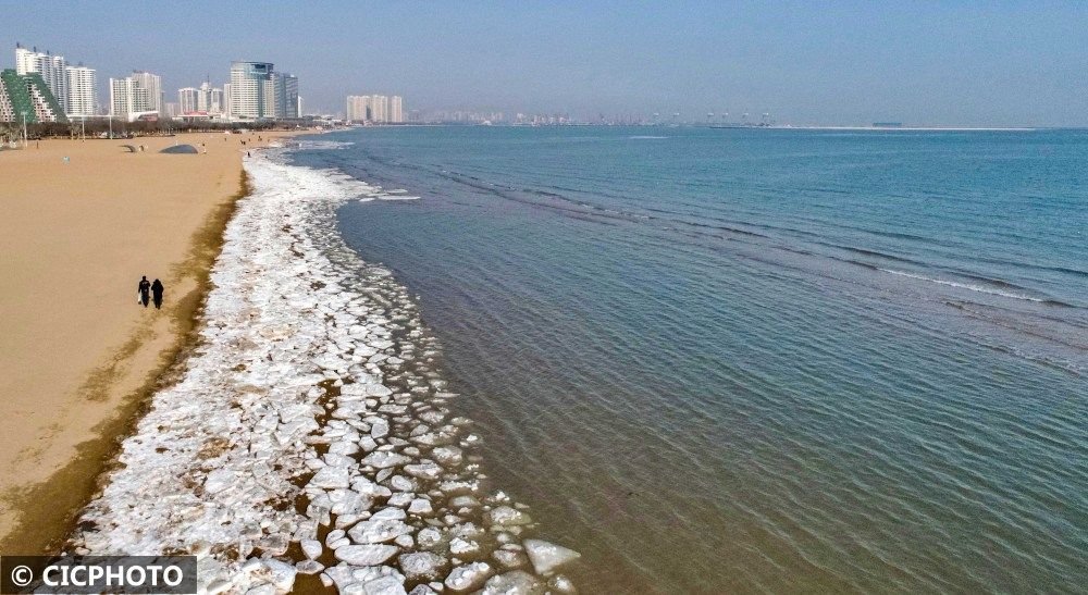 ↑2023年2月7日,河北省秦皇岛市海港区金梦海湾片区的海冰在消融。(无人机照片)CICPHOTO/曹建雄 摄