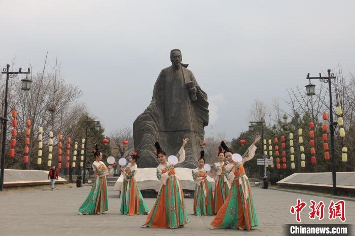 图为杜甫像前歌舞表演 王迪 摄