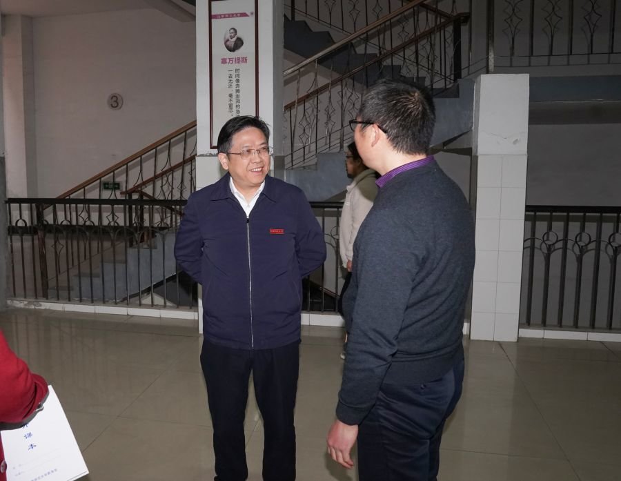 学校校长梅国平课后与教师交流