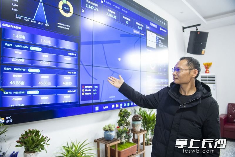 王稳根在介绍合作社的信息化管理平台。