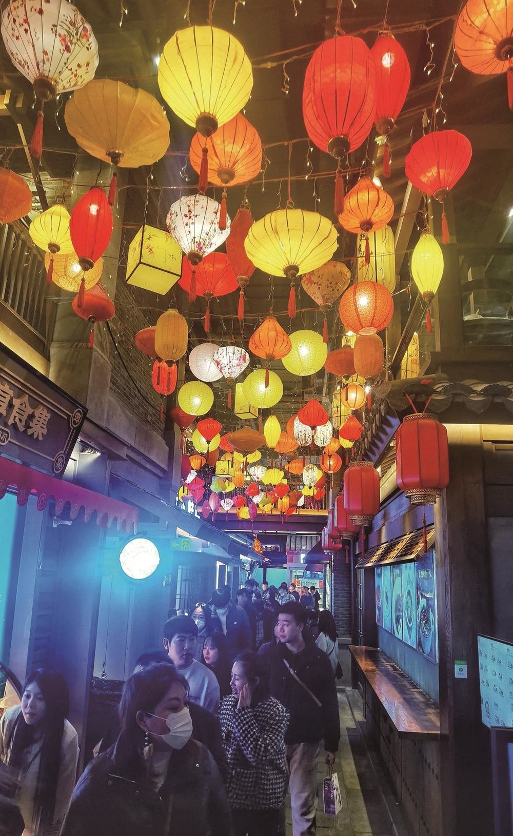 以时尚购物、特色餐饮、观光游憩为主题，夜购、夜食、夜游等多业态并举的夜间消费模式为市民带来全新体验。