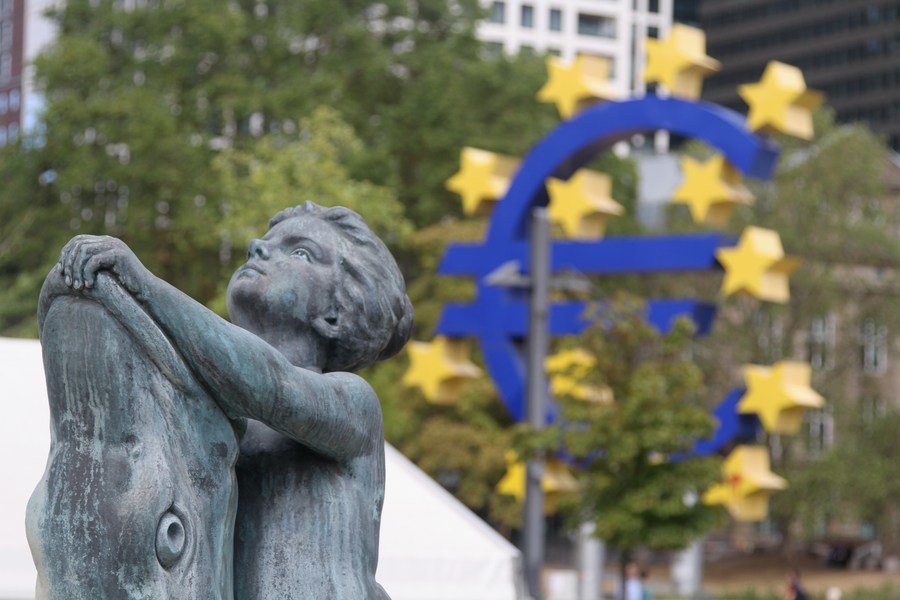 这是2022年9月8日在德国法兰克福拍摄的欧元雕塑和一座喷泉雕塑。（新华社记者单玮怡摄）