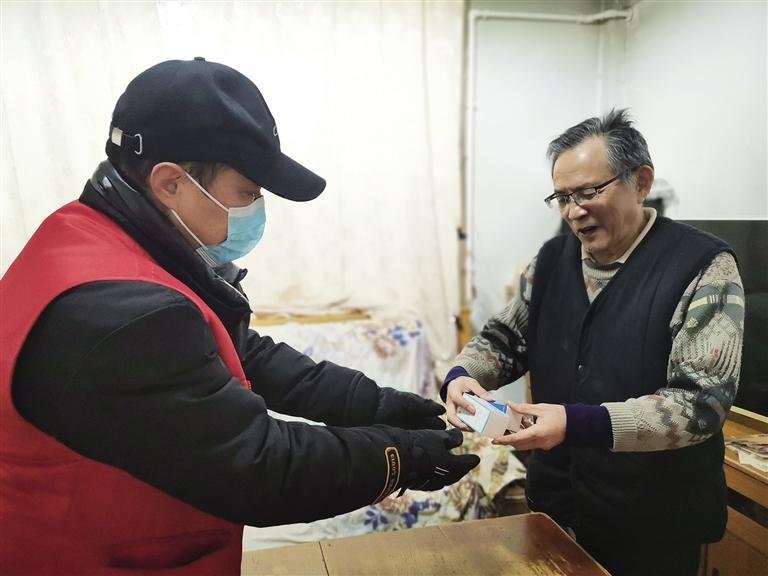 社区工作人员入户为江家骥老人和他的老伴送“爱心药包”