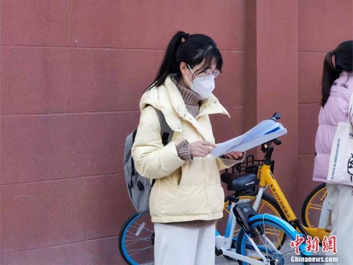 资料图:2023年1月国考举行。北京一考点外,考生正在复习 刘欢摄