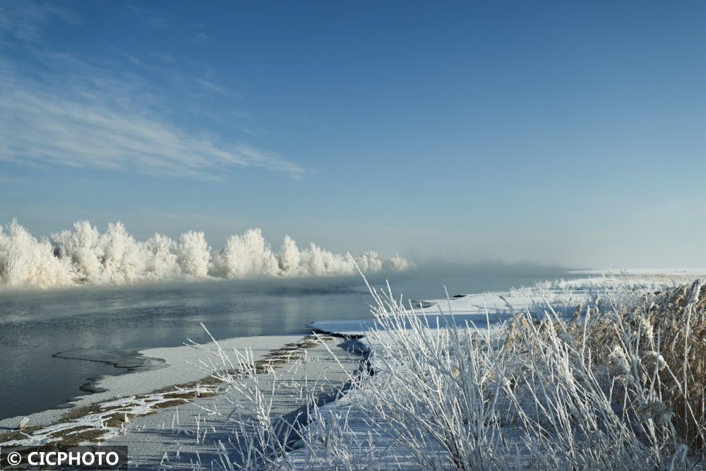↑2023年2月19日,甘肃省酒泉市金塔县解放村水库冰雪渐融,水汽氤氲。CICPHOTO/曹红祖 摄