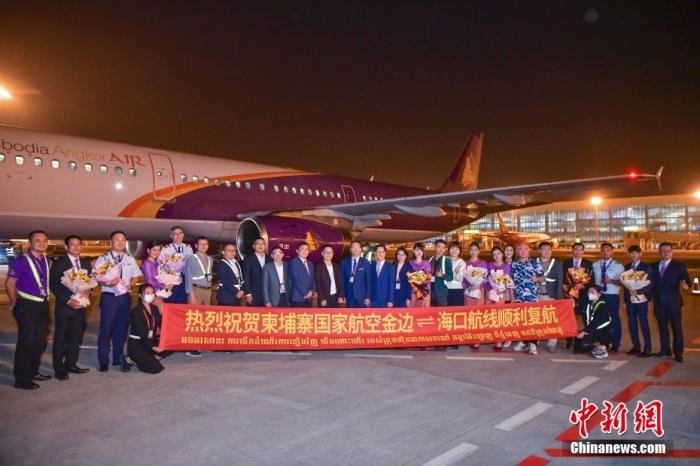 图为工作人员与K6914航班机组成员合影。 中新社记者 骆云飞 摄