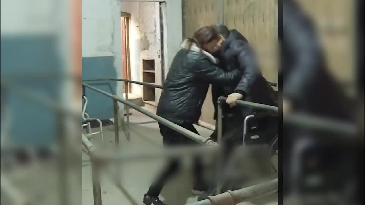 妻子不离不弃照顾瘫痪丈夫17年：活着就有希望