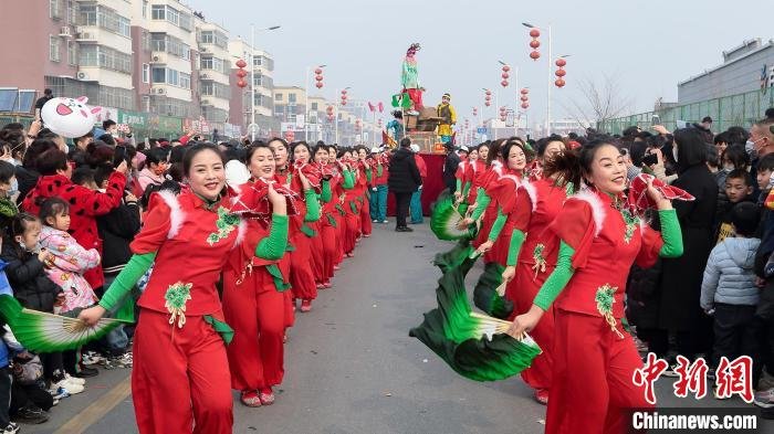 图为舞动的秧歌队伍。　牛文堂 摄