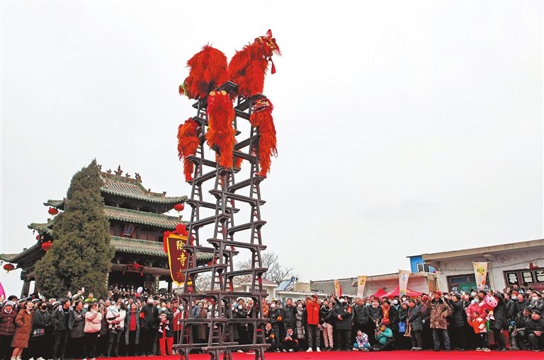 图为陶寺村村民在表演传统民俗节目。（李现俊 摄）