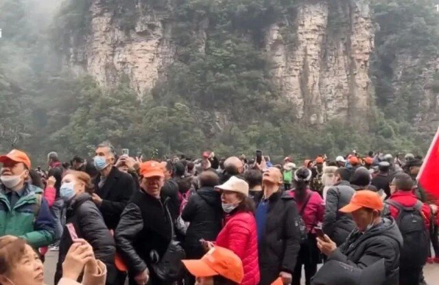 张家界迎来5000人超大旅游团