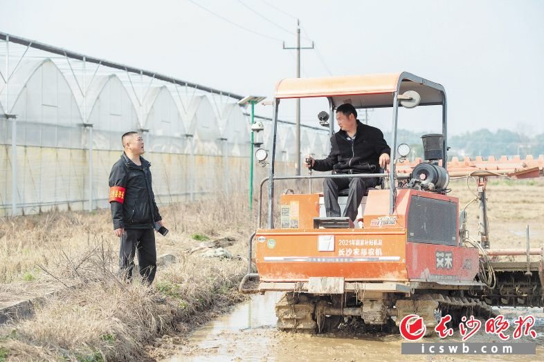 长沙县青山铺镇田长杨超（左）与正在耕地的农户交谈。 均为长沙晚报全媒体记者 郭雨滴 摄