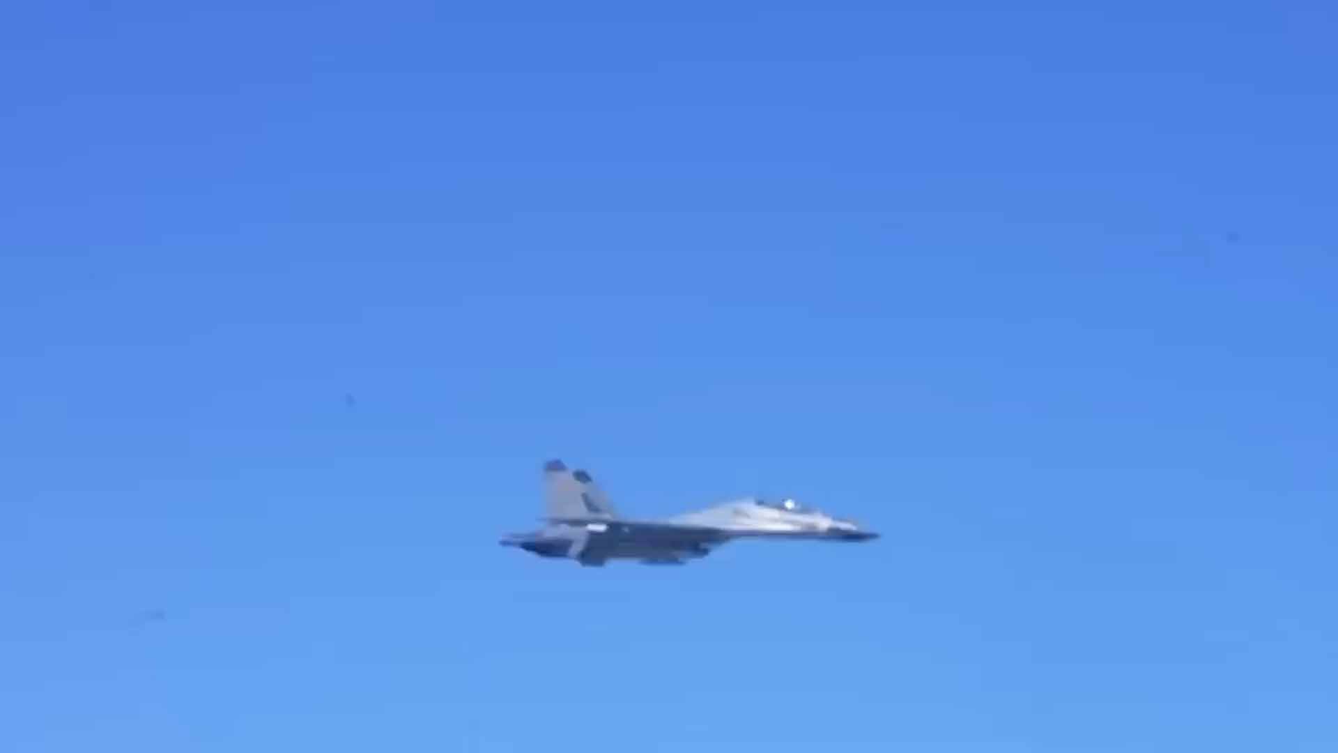 美军机带上美记者窜扰南海，解放军战机拦截警告