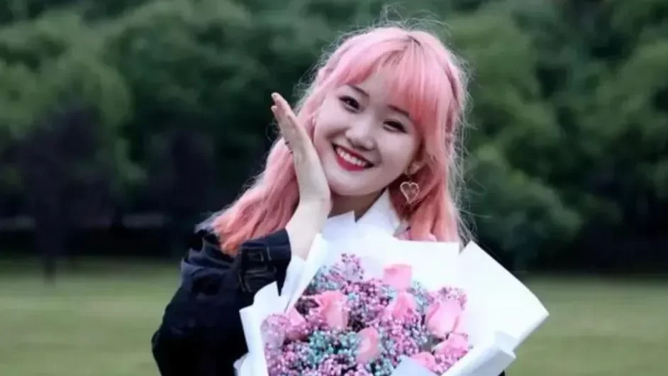 “网暴能骂死人吗？是她太脆弱了”粉发女孩去世后仍在被网暴