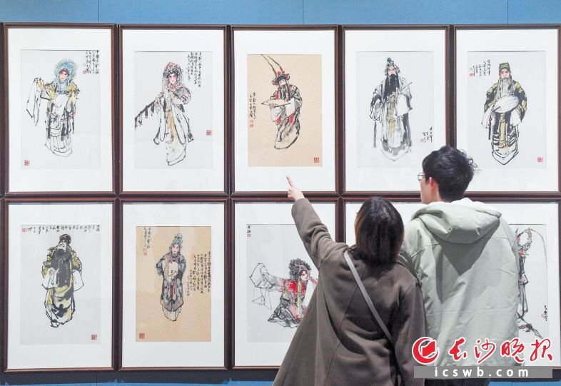 美术爱好者们正在观看展览。 均为长沙晚报全媒体记者 邹麟 摄