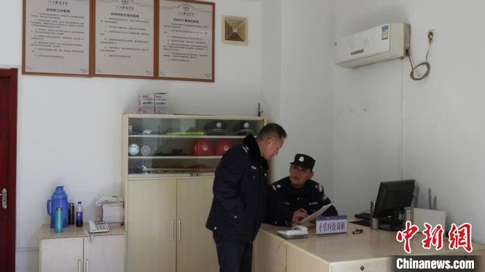 图为江西服装学院保安余万钢正在岗位工作。　华山 摄