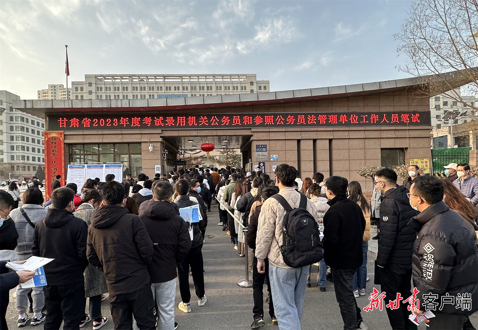 考生有序排队进入考点 本文图片均由新甘肃&middot;甘肃日报记者 石丹丹 摄